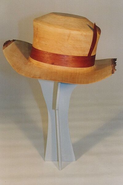 Handgemaakte massief Houten Hoge Hoed, door draaien en stomen vervaardigd. Van 25 kg ruw hout naar drie ons afgewerkte hoed.